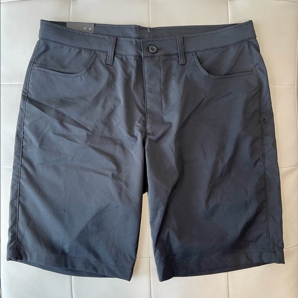 Under Armour Golf Shorts Heat Gear size 38 loose fit - Picture 2 of 4